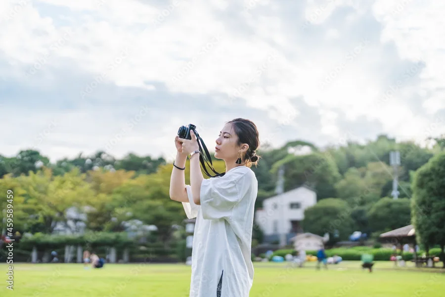 公園で撮影するインフルエンサー