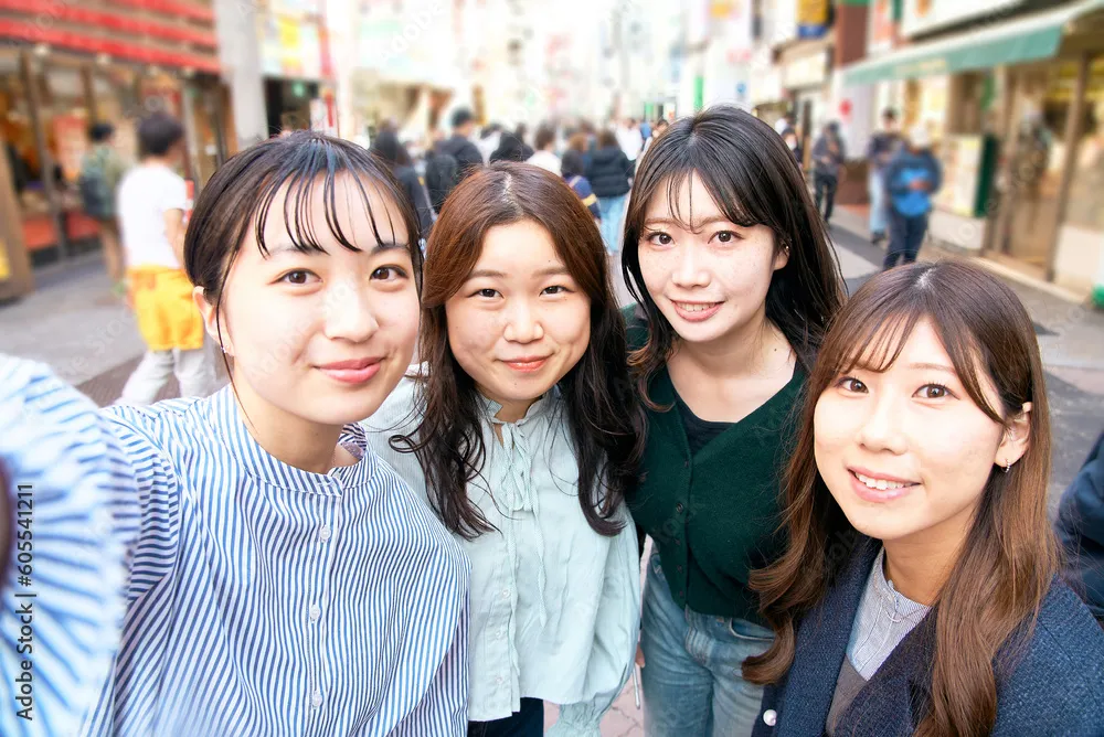 街中で自撮りする3人組