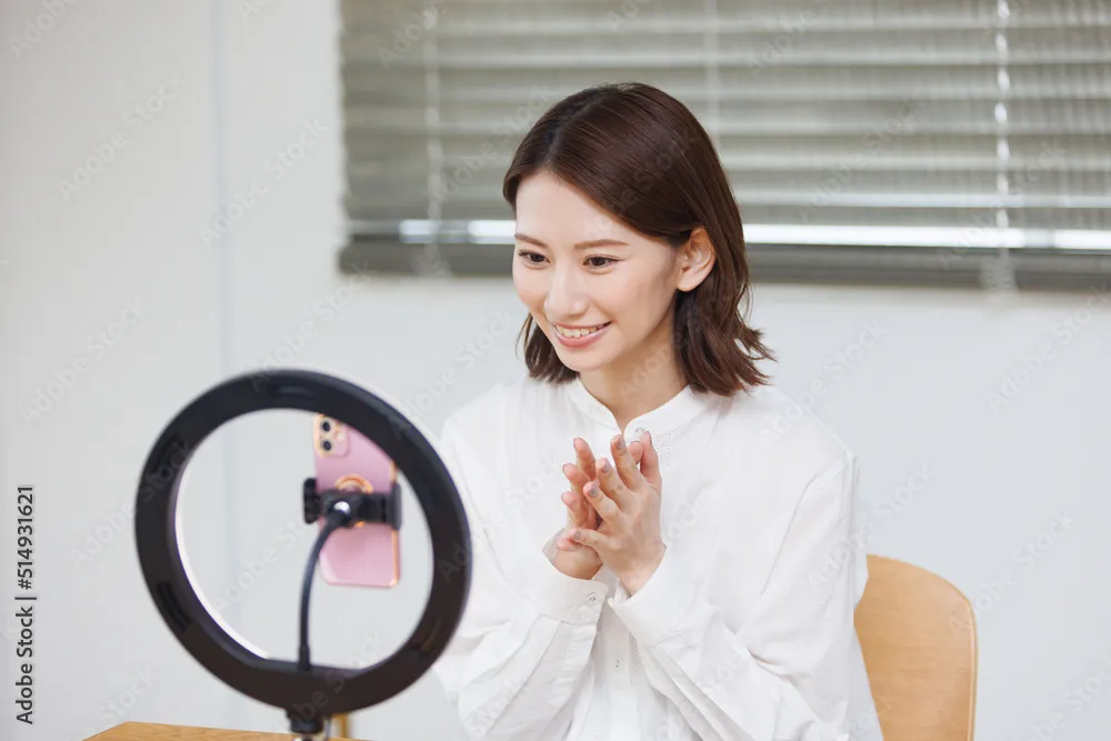 リングライトを使って商品を撮影する様子