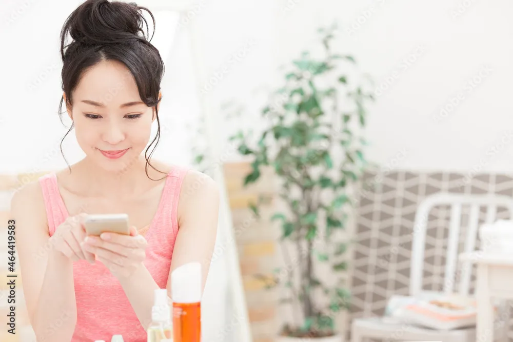 コスメをスマホで撮影する様子