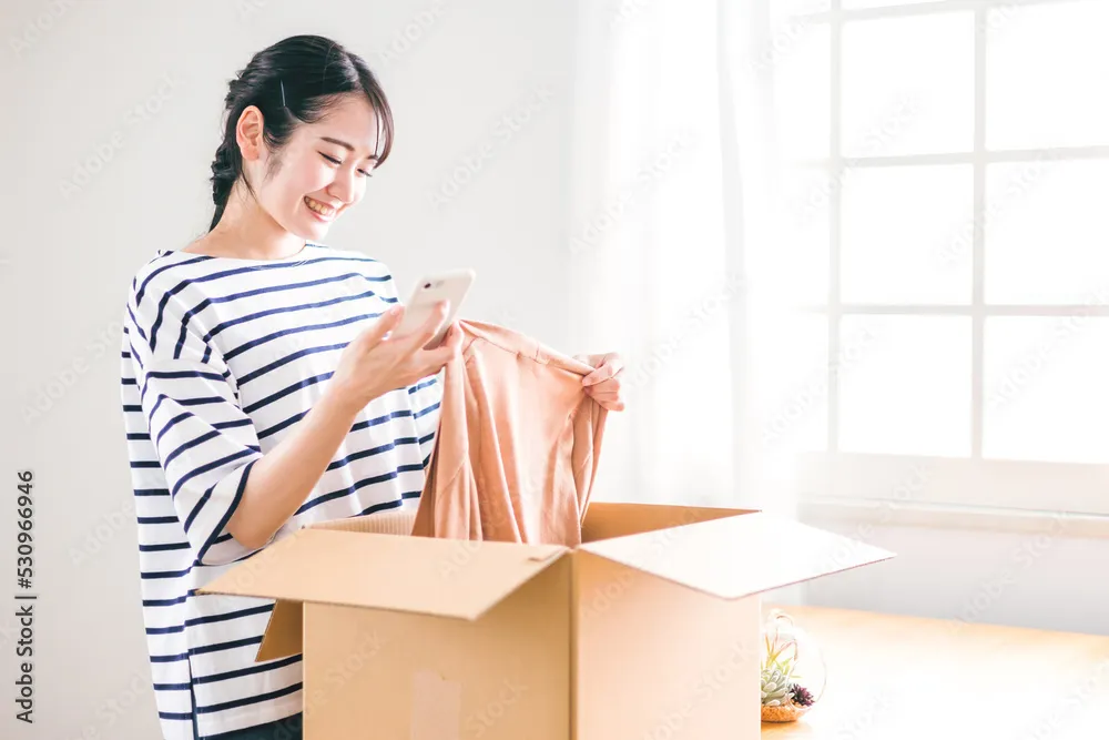 届いた商品を開封するインフルエンサー