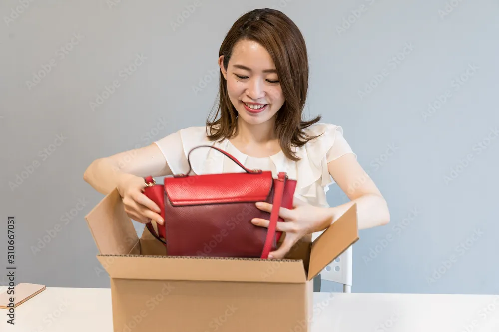 開封した商品を手に取る様子